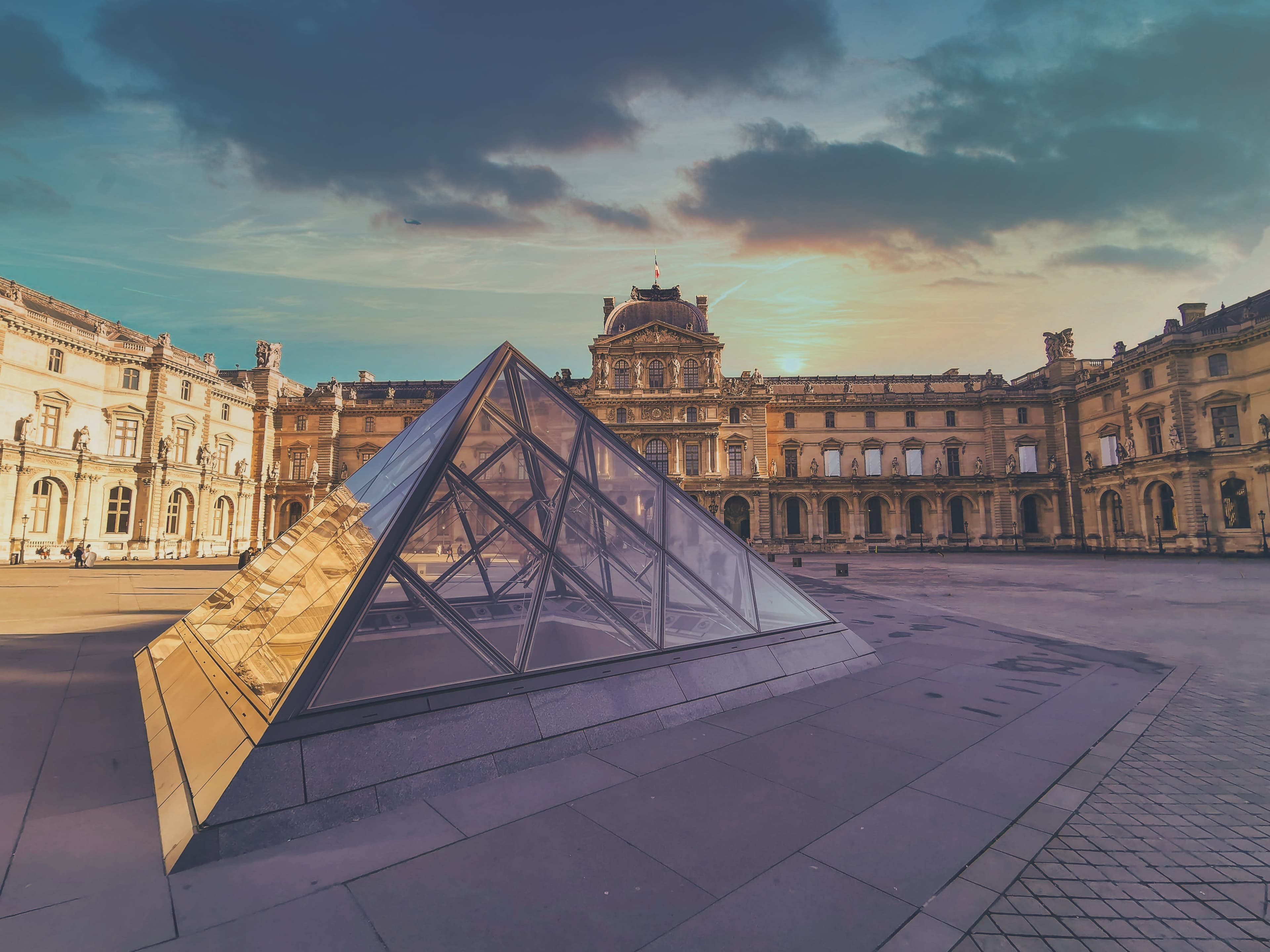 Le musée du Louvre et sa pyramide à Paris